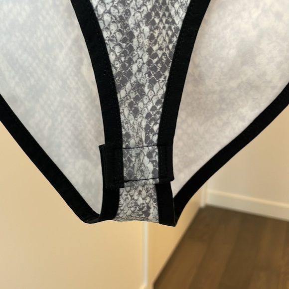 Nike ombré snakeskin print long sleeve bodysuit - Picture 6 of 10